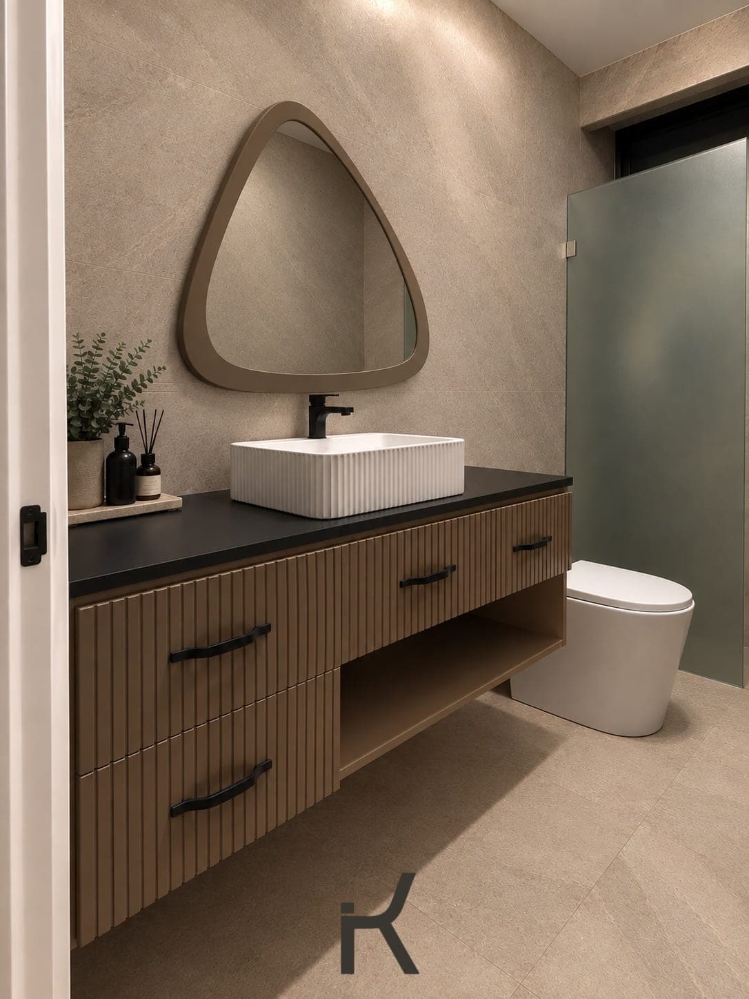 Mueble de baño estriado y espejo orgánico
